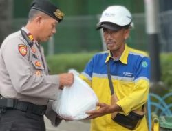 Mengabdi dan Berbagi: Aksi Sosial Polres Pelabuhan Makassar Sentuh Hati Warga