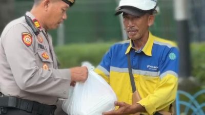 Mengabdi dan Berbagi: Aksi Sosial Polres Pelabuhan Makassar Sentuh Hati Warga