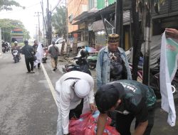 Media Online Corong Informasi News.com Berbagi Takjil di Hari ke-21 Ramadan