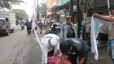 Media Online Corong Informasi News.com Berbagi Takjil di Hari ke-21 Ramadan