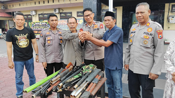 Dua Kades di Luwu Utara Bersatu Jaga Perdamaian, 60 Pucuk Senjata Diserahkan